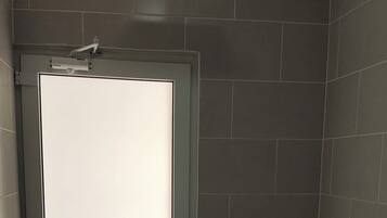 Douche, serviettes fournies, savon, shampoing