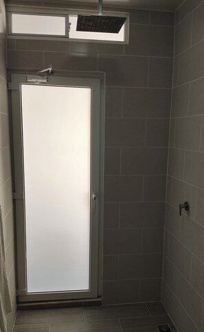 Douche, serviettes fournies, savon, shampoing