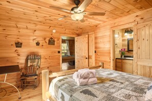 4 bedrooms, desk, iron/ironing board, free WiFi