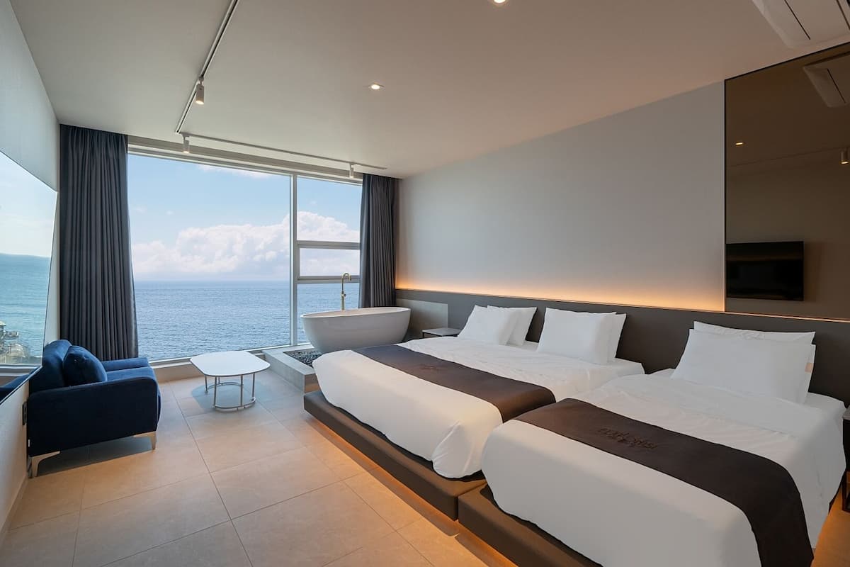 K. Standard Twin Room, Bathtub, Ocean View | Wi-Fi ฟรี, ผ้าปูที่นอน