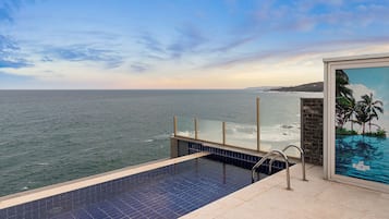 F. Royal Suite, Ocean View | Free WiFi, bed sheets