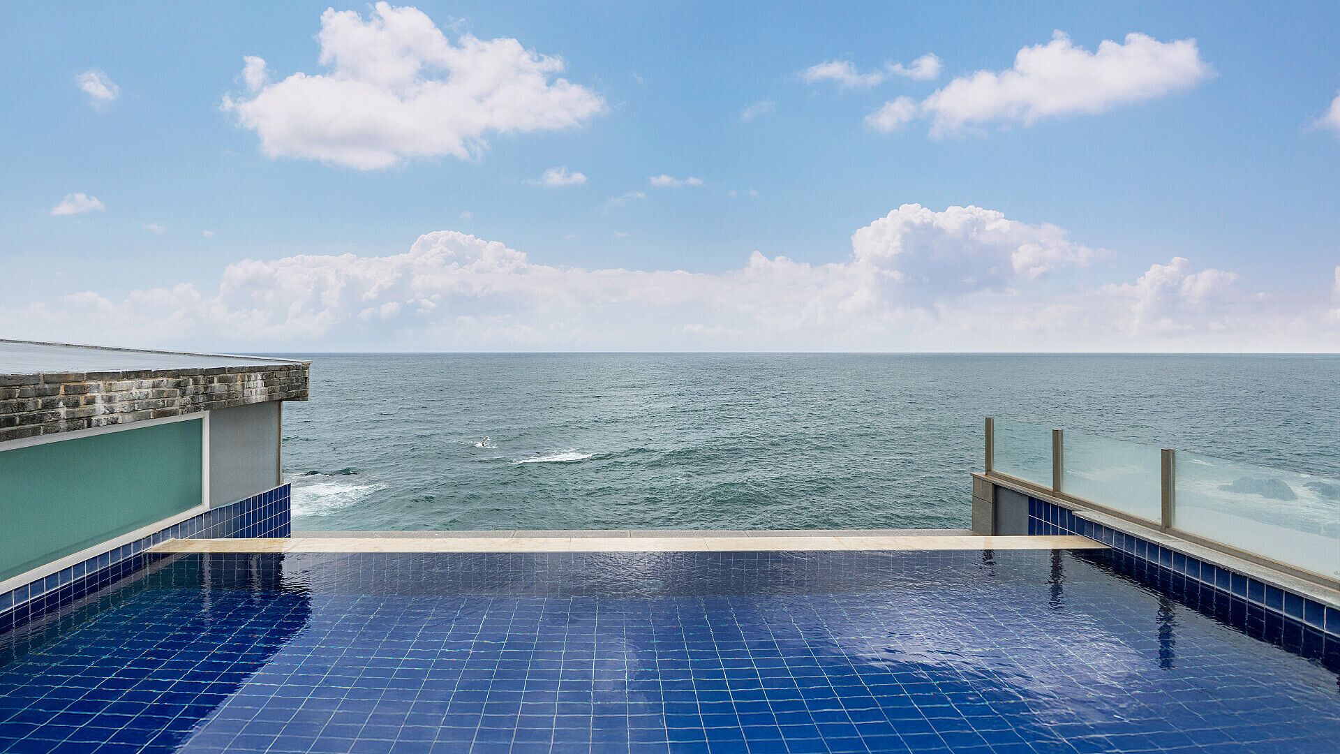 Una piscina infinita con vista al océano.