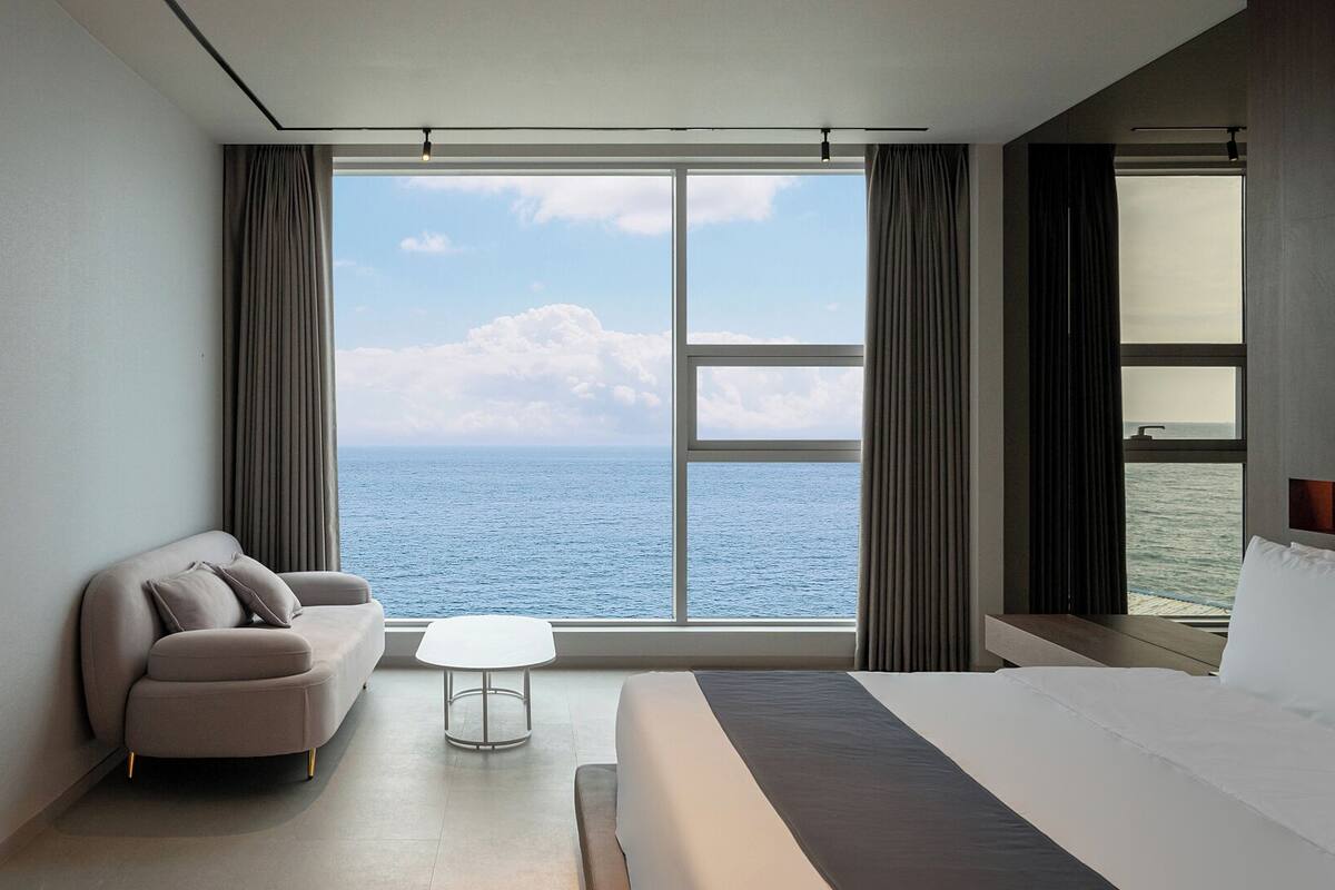 J. Standard Room, Bathtub, Ocean View | Wi-Fi ฟรี, ผ้าปูที่นอน