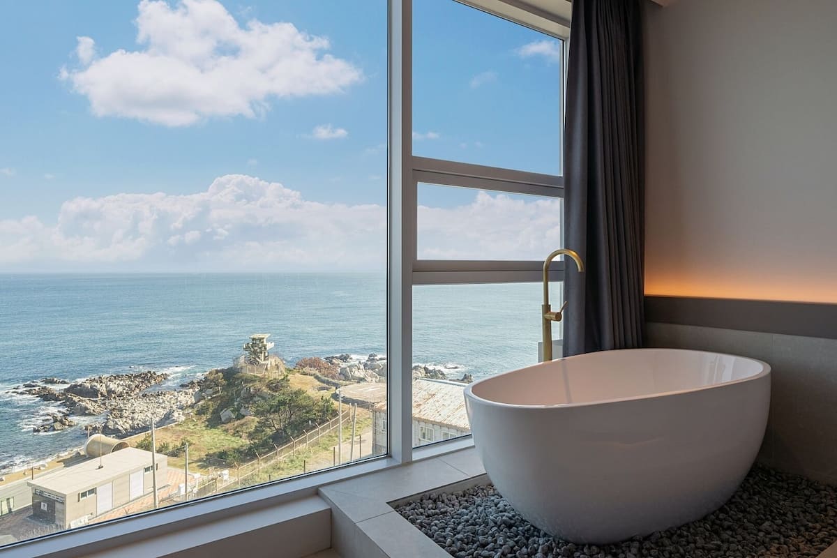 k. standard twin room, bathtub, ocean view | 1 bedroom, free wifi, bed sheets
