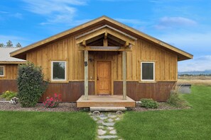 Exterior - Stunning Mountain Views / Central Location (Kalispell)