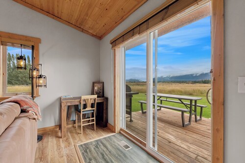 Country Setting with Spectacular Mountain Views