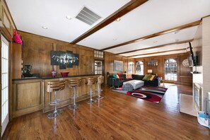 4 多间卧室、办公桌、熨斗/熨衣板、免费 WiFi