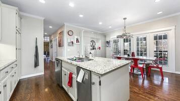 Køleskab, mikrobølgeovn, ovn, kogeplade