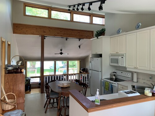 Lake Simcoe Getaway — Just 1 Hour from Toronto! Family cottage rarely offered!