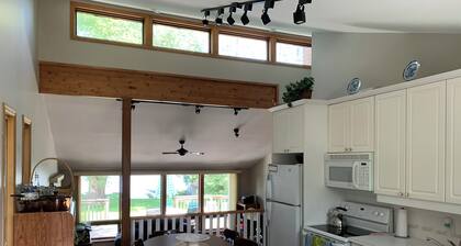 Lake Simcoe Getaway — Just 1 Hour from Toronto! Family cottage rarely offered!