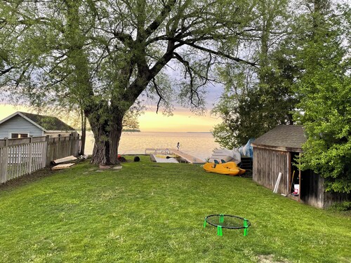 Lake Simcoe Getaway — Just 1 Hour from Toronto! Family cottage rarely offered!