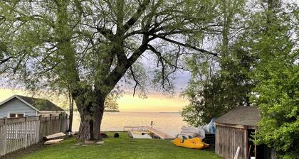 Lake Simcoe Getaway — Just 1 Hour from Toronto! Family cottage rarely offered!