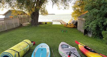 Lake Simcoe Getaway — Just 1 Hour from Toronto! Family cottage rarely offered!