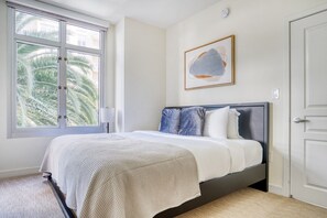 2 bedrooms, iron/ironing board, WiFi, bed sheets - Chic Mountain View 2BR w/ Roof Deck & W/D, near highways, by Blueground (Mountain View)