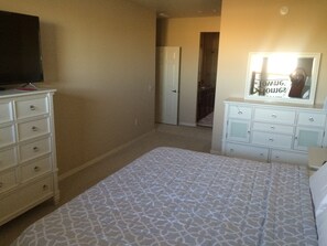 3 habitaciones, escritorio, tabla de planchar con plancha y wifi gratis 