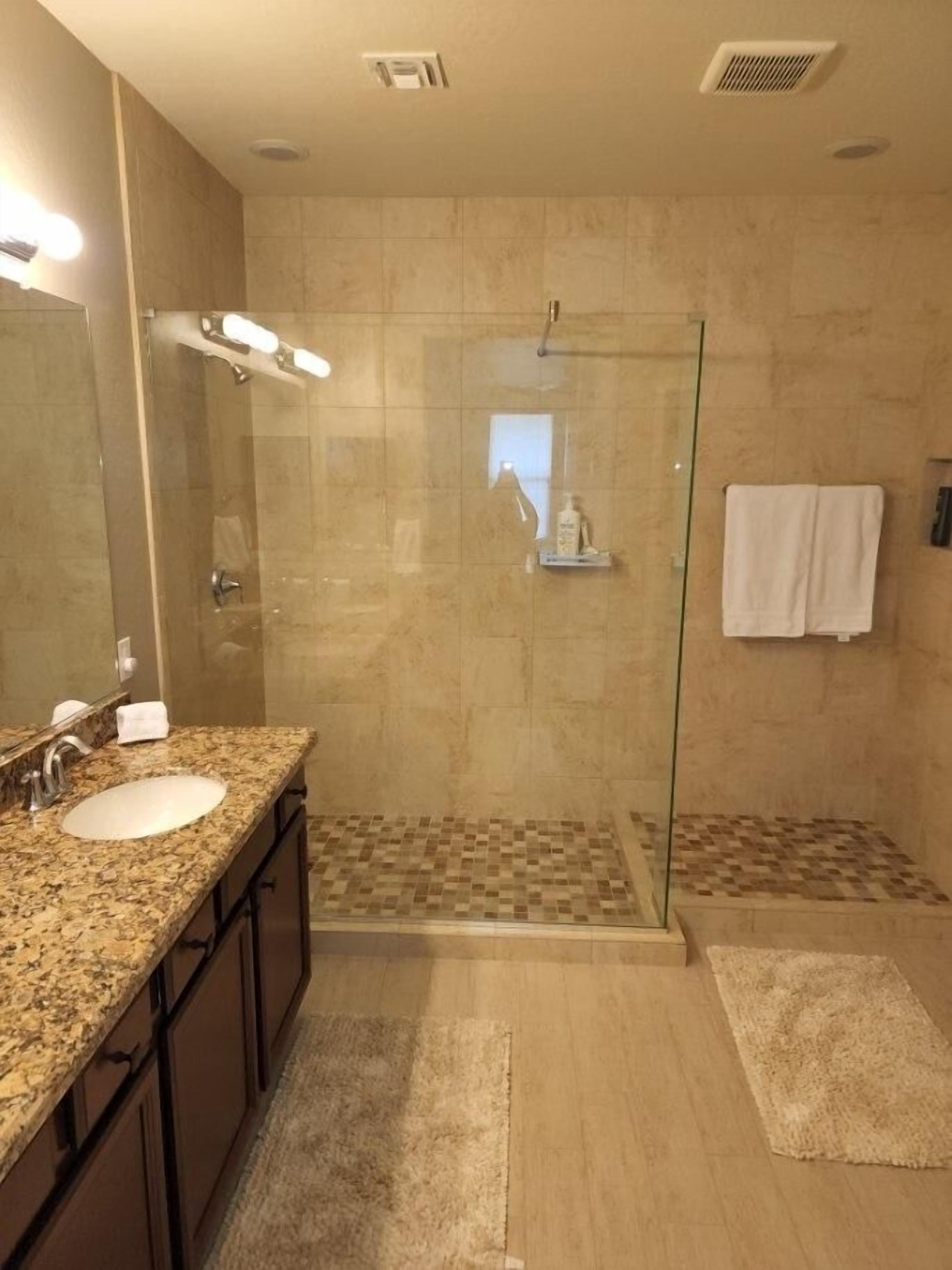 Ensemble baignoire-douche, séchoir à cheveux, serviettes fournies