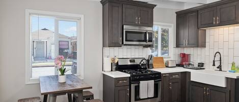 Réfrigérateur, micro-ondes, four, plaque de cuisson