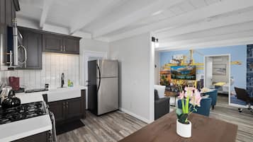 冷蔵庫、電子レンジ、オーブン、コンロ