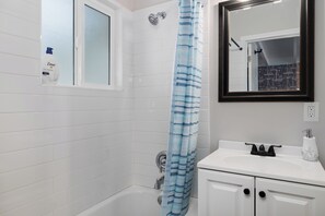 Duschwanne, Haartrockner, Handtücher, Seife