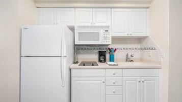 Refrigerador, microondas, placa de cocina, cafetera/tetera