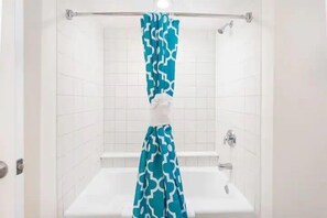 Ensemble douche/baignoire, sèche-cheveux, serviettes fournies, savon