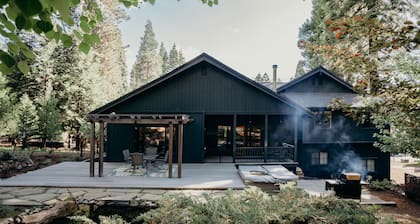 Spacious Lake House Getaway. Private waterfall and pond! STARLINK INTERNET