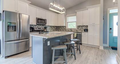 TIKI BAR, Steps to the Beach, Large Yard and Gulf Views - your Coastal escape!