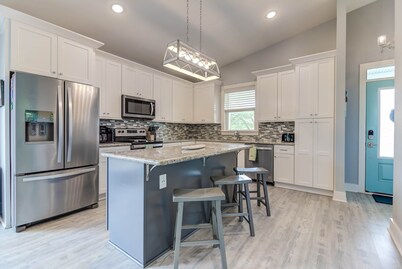 Your Coastal Escape - TIKI BAR, Steps to the Beach, Large Yard and Gulf Views!