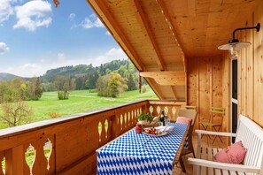 Outdoor dining - Apartment 'Xaver' with Shared Garden, Balcony and Wi-Fi (Rottenbuch)