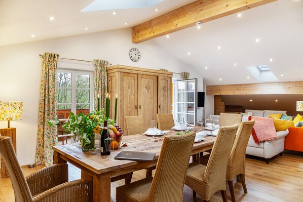 Dining - Apartment 'Xaver' with Shared Garden, Balcony and Wi-Fi (Rottenbuch)