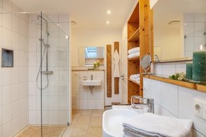 Shower, hair dryer, towels - Apartment 'Xaver' with Shared Garden, Balcony, and Wi-Fi (Rottenbuch)