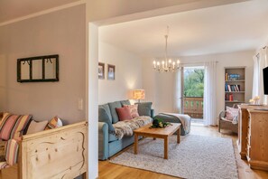 TV - Apartment 'Lina' with Shared Garden, Balcony and Wi-Fi (Rottenbuch)