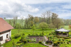 Property grounds - Apartment 'Lina' with Shared Garden, Balcony and Wi-Fi (Rottenbuch)