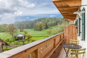 Outdoor dining - Apartment 'Lisbeth' with Shared Garden, Balcony and Wi-Fi (Rottenbuch)