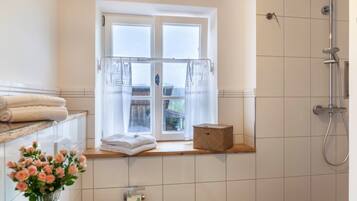 Een douche, een haardroger, handdoeken