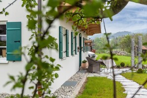 Outdoor dining - Apartment 'Lisbeth' with Shared Garden, Balcony and Wi-Fi (Rottenbuch)