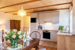 Fridge, microwave, oven, stovetop - Apartment 'Lisbeth' with Shared Garden, Balcony, and Wi-Fi (Rottenbuch)