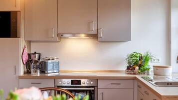 Køleskab, mikrobølgeovn, ovn, kogeplade