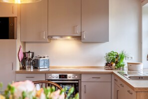 Réfrigérateur, micro-ondes, four, plaque de cuisson