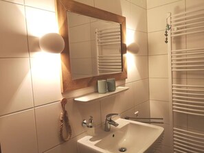 Dusche, Haartrockner, Handtücher