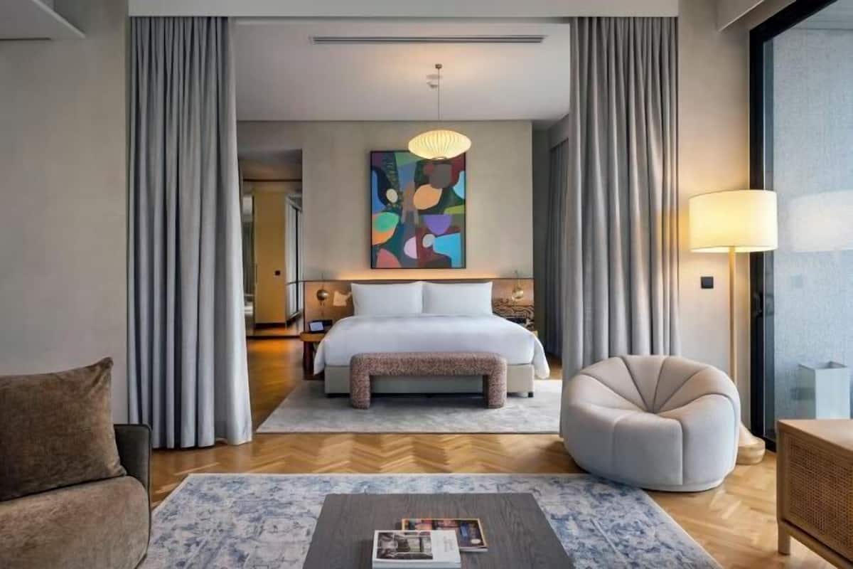 Bộ đồ giường cao cấp, minibar với thức ăn, đồ uống miễn phí