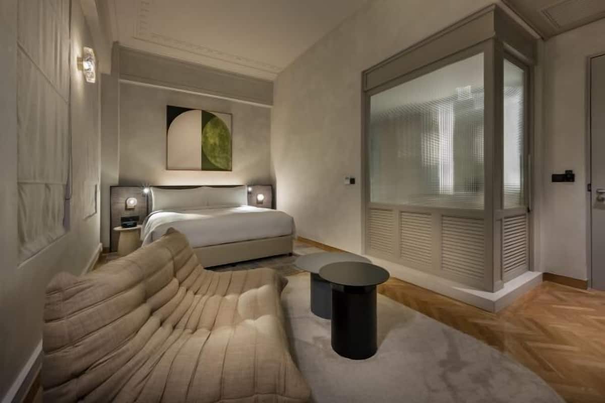 Bộ đồ giường cao cấp, minibar với thức ăn, đồ uống miễn phí