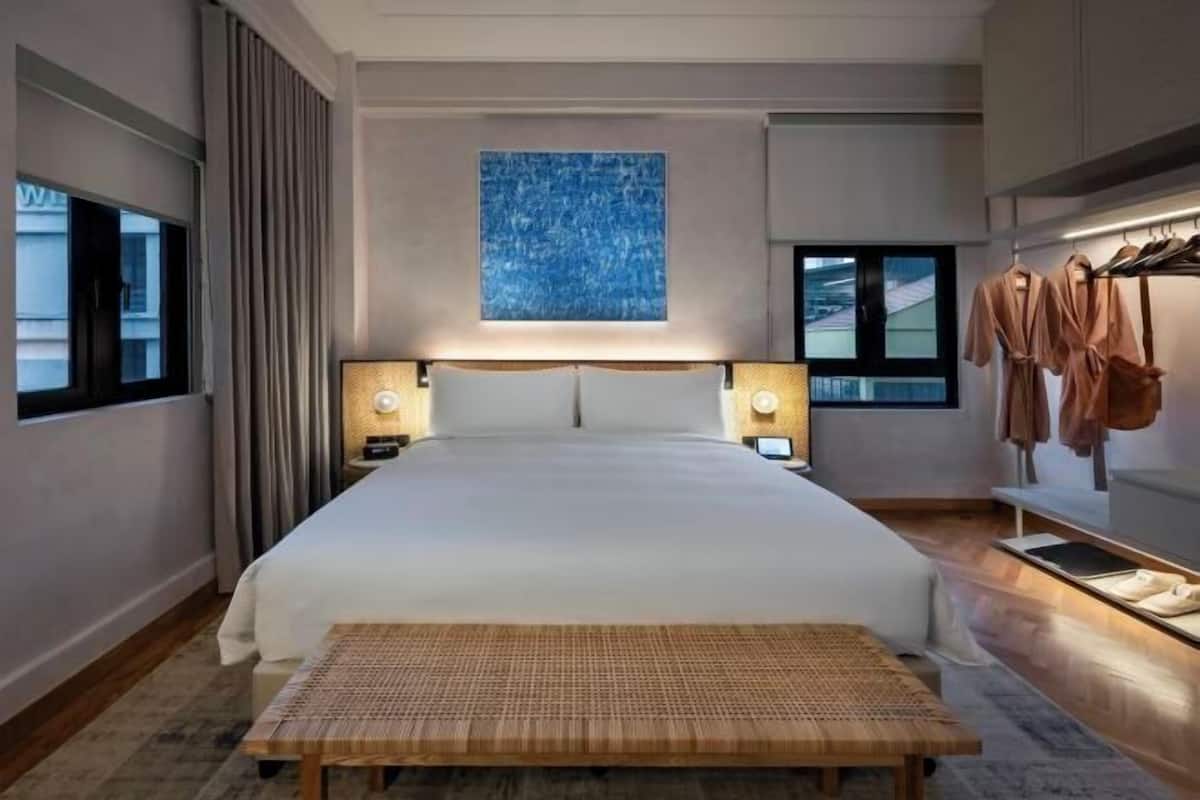 Bộ đồ giường cao cấp, minibar với thức ăn, đồ uống miễn phí