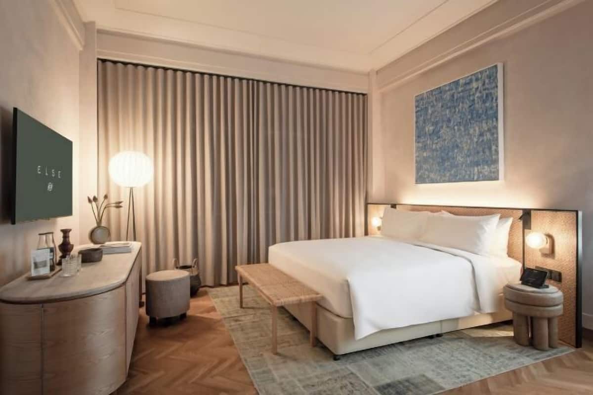 Bộ đồ giường cao cấp, minibar với thức ăn, đồ uống miễn phí