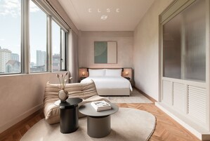 Urban Room | Premium bedding, free minibar items, in-room safe, blackout drapes