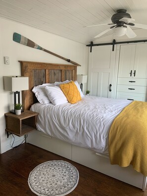 2 bedrooms, iron/ironing board, WiFi, bed sheets - Welcome to the Ocean Front Cowibbean Cottage (Cowichan Bay)