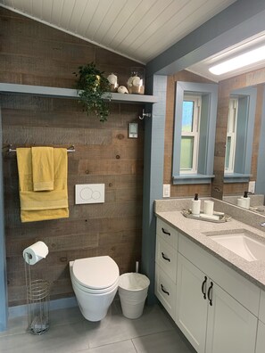 Combined shower/bathtub, hair dryer, towels - Welcome to the Ocean Front Cowibbean Cottage (Cowichan Bay)