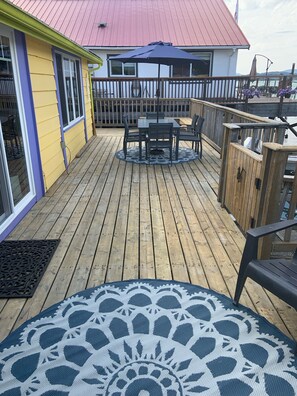Outdoor dining - Welcome to the Ocean Front Cowibbean Cottage (Cowichan Bay)