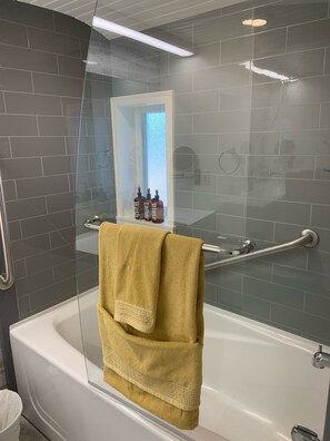 Combined shower/tub, hair dryer, towels
