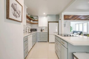 Refrigerador, microondas, horno, placa de cocina